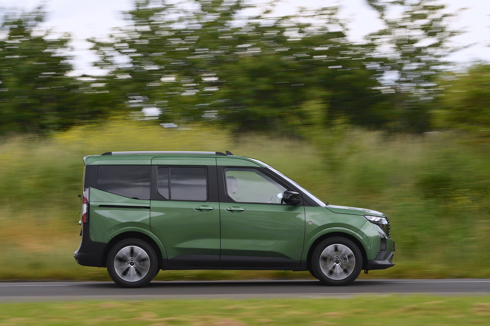 03 Ford Tourneo Courier 2024 panning