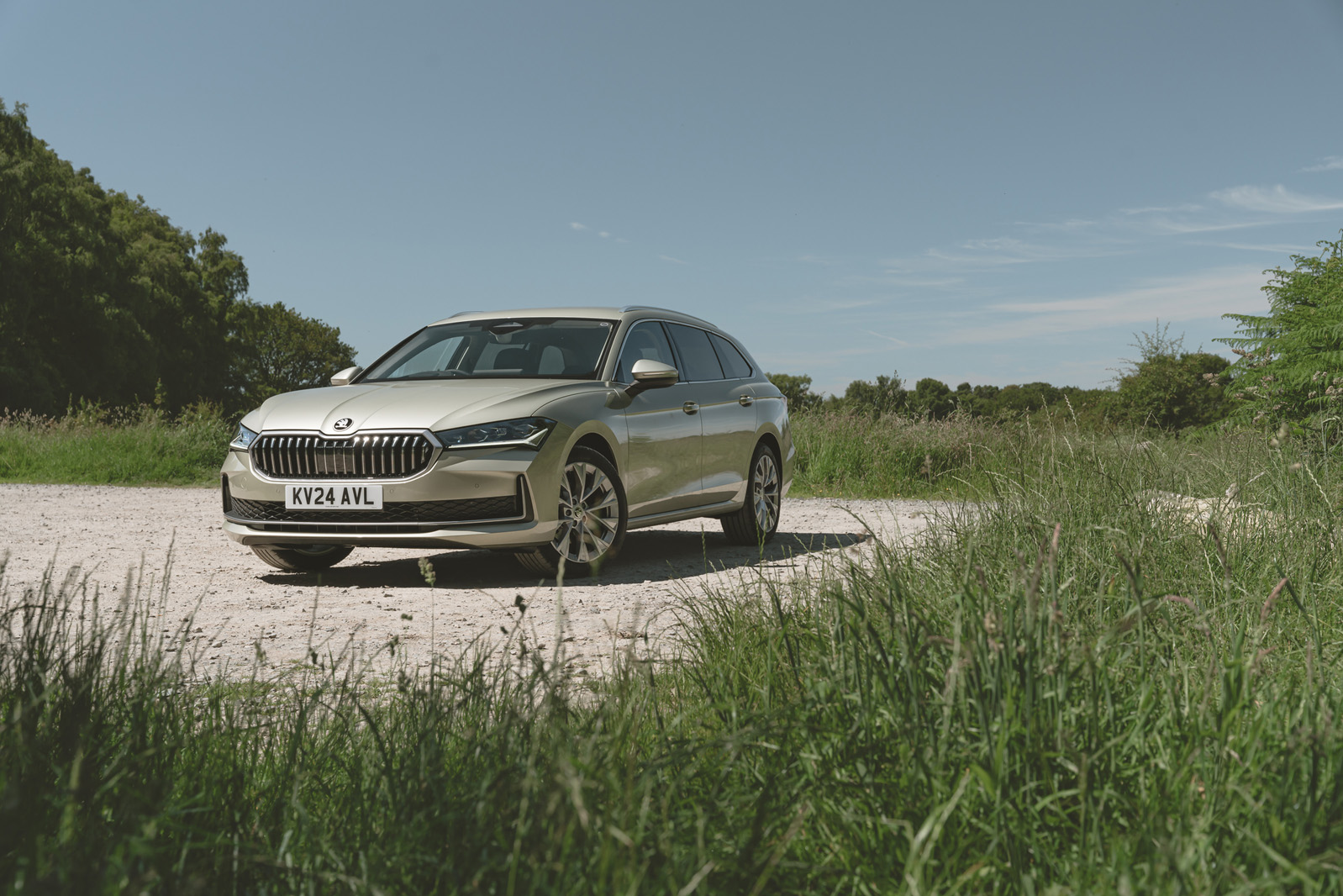 16 Skoda Superb 2024 static