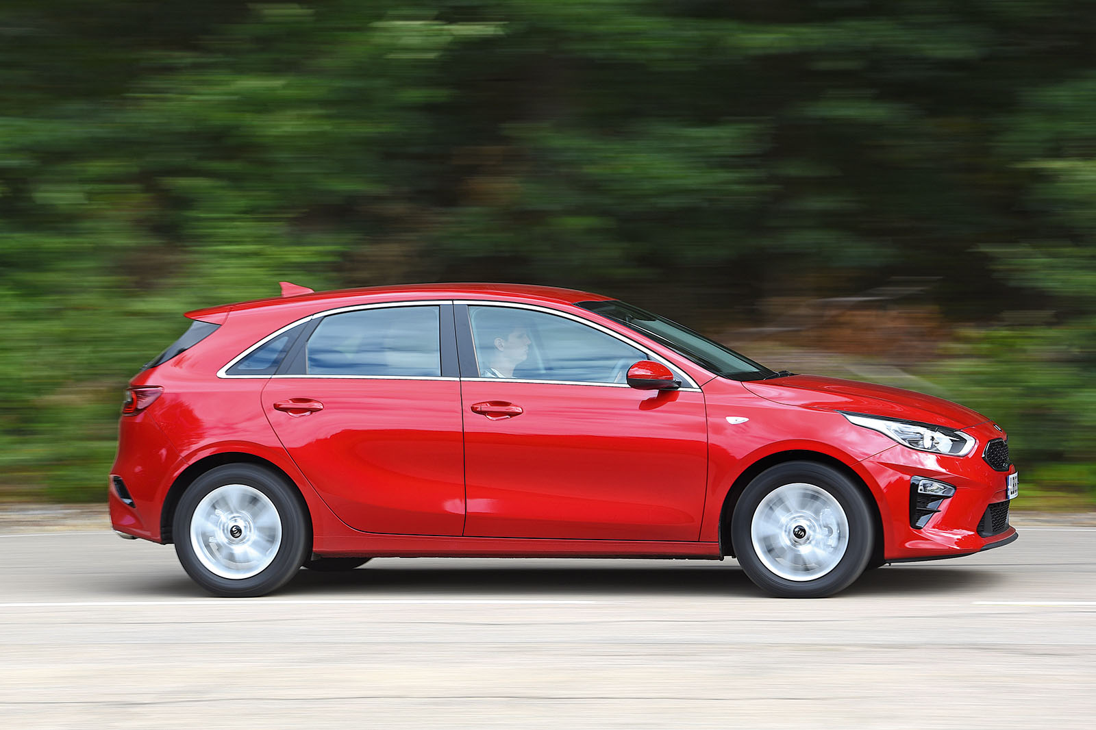 Kia Ceed 2018 road test review side panning