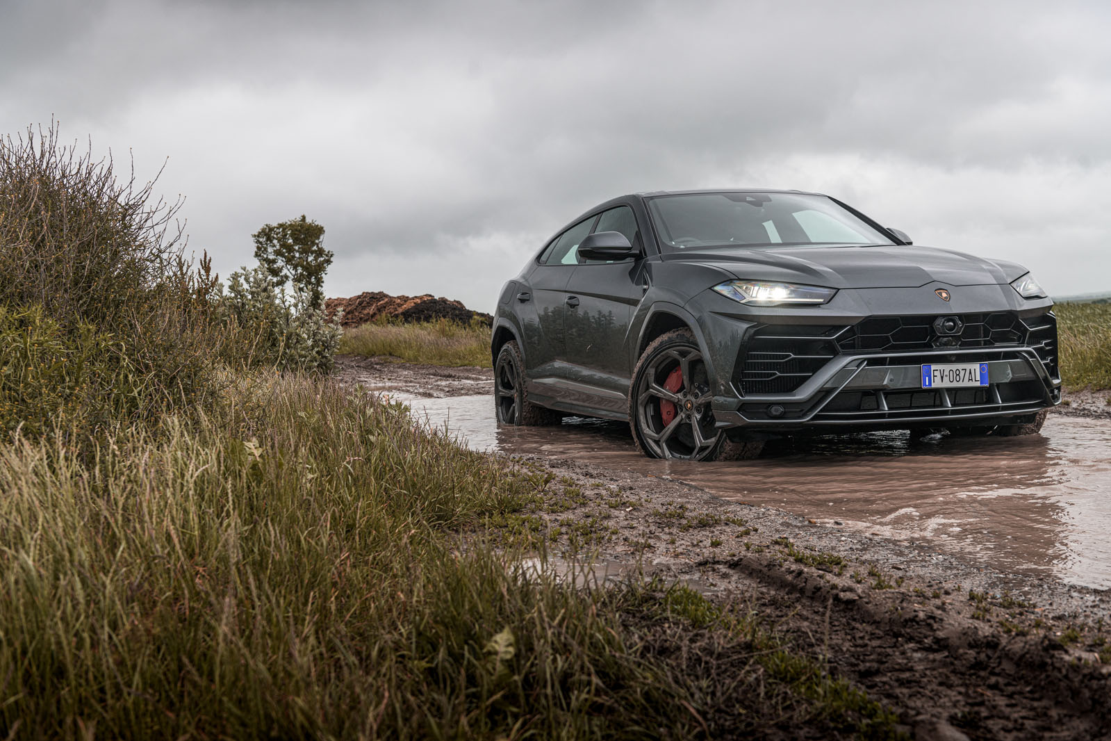 Lamborghini Urus 2019 road test review - static mud