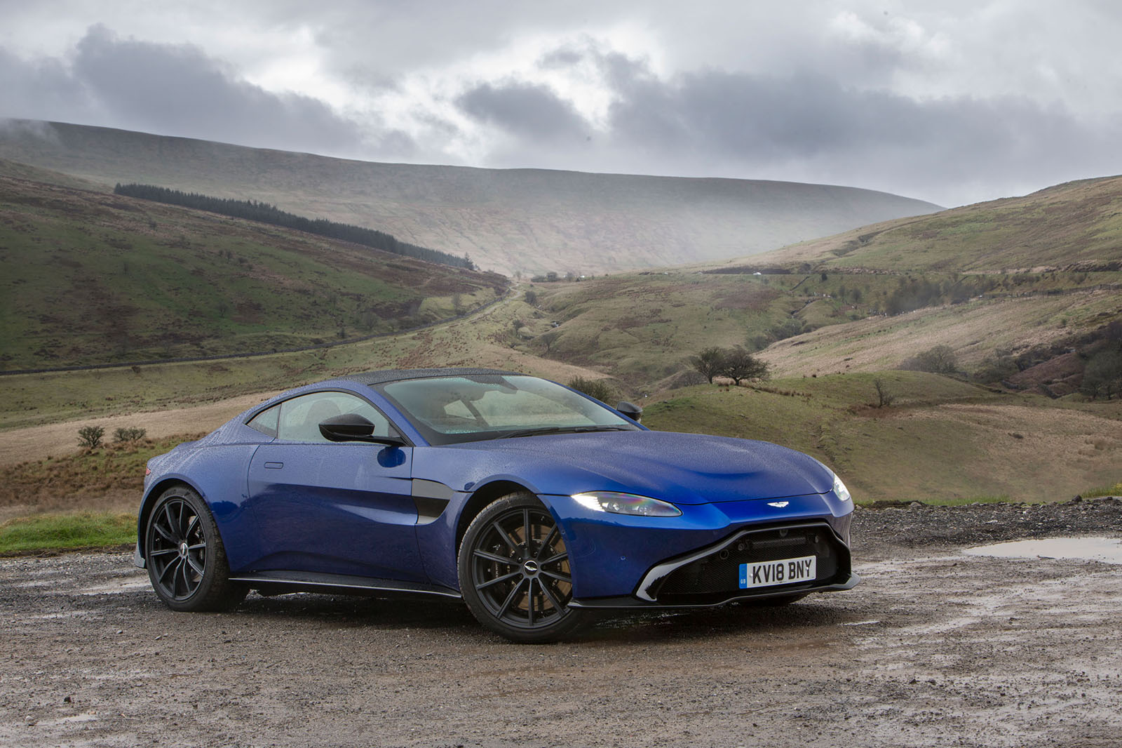 Aston Martin Vantage 2018 review hero static