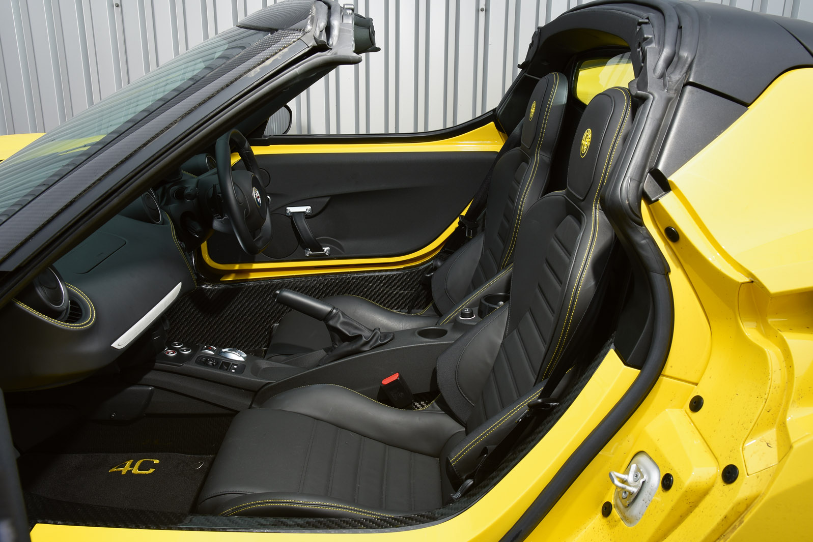 Alfa Romeo 4C Spider front seats