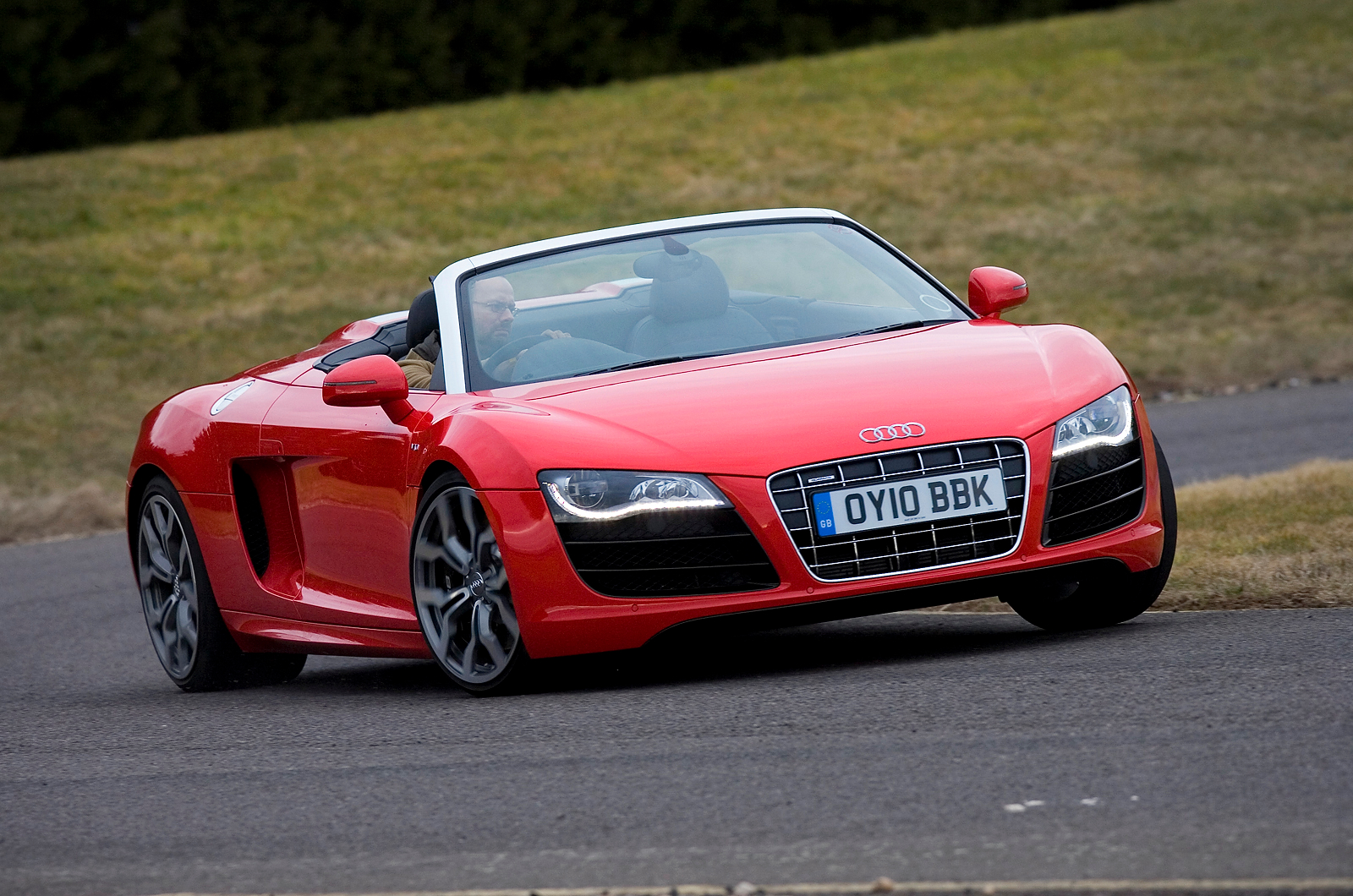 Audi R8 V10 Spyder cornering