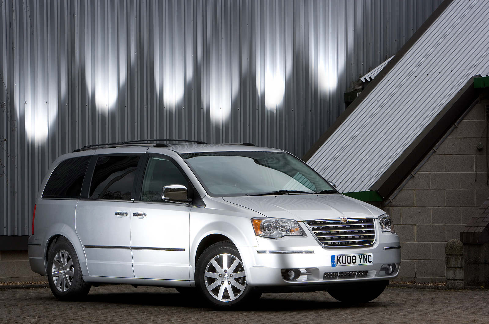 3 star Chrysler Voyager