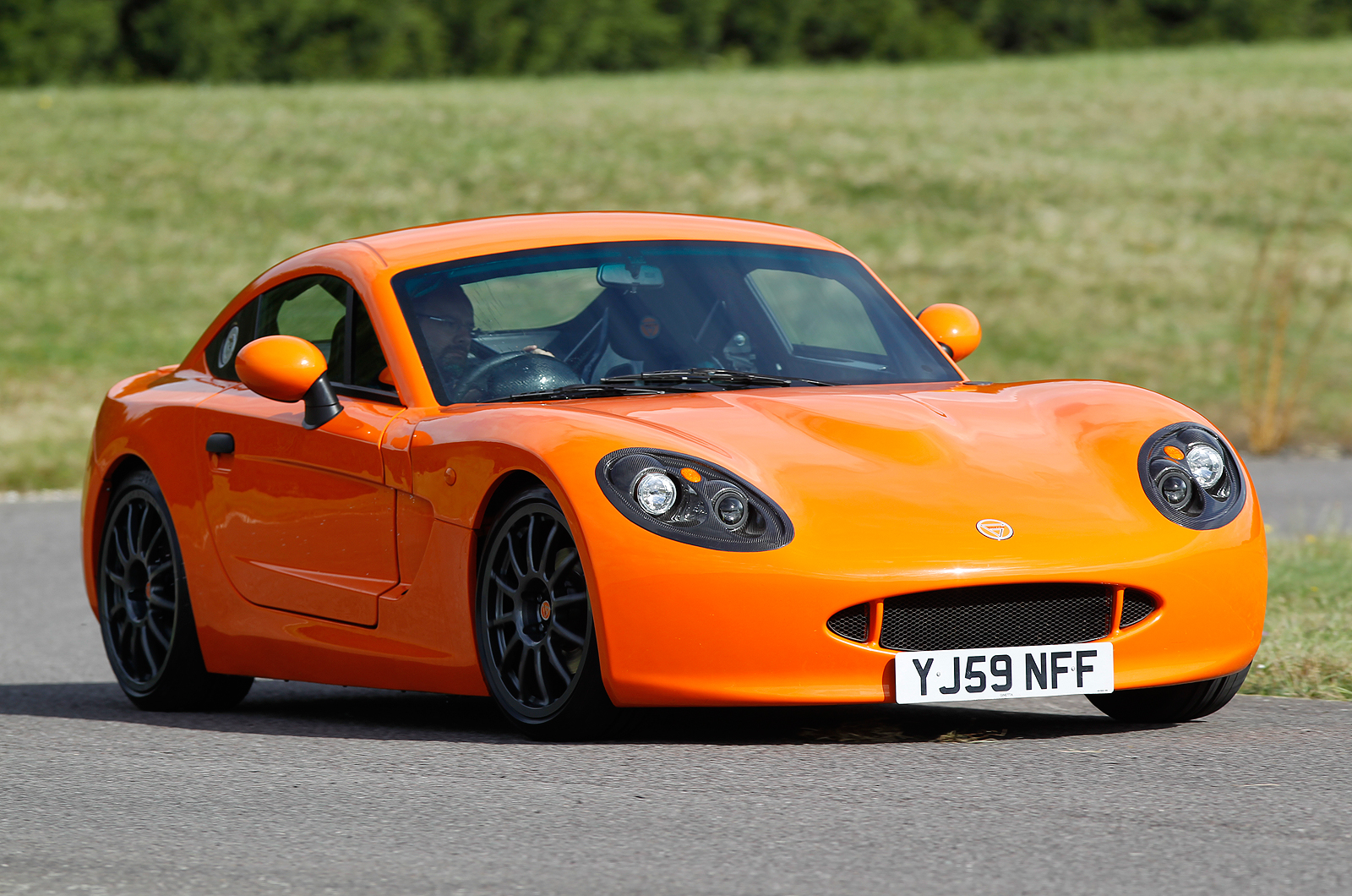 Ginetta G40 cornering