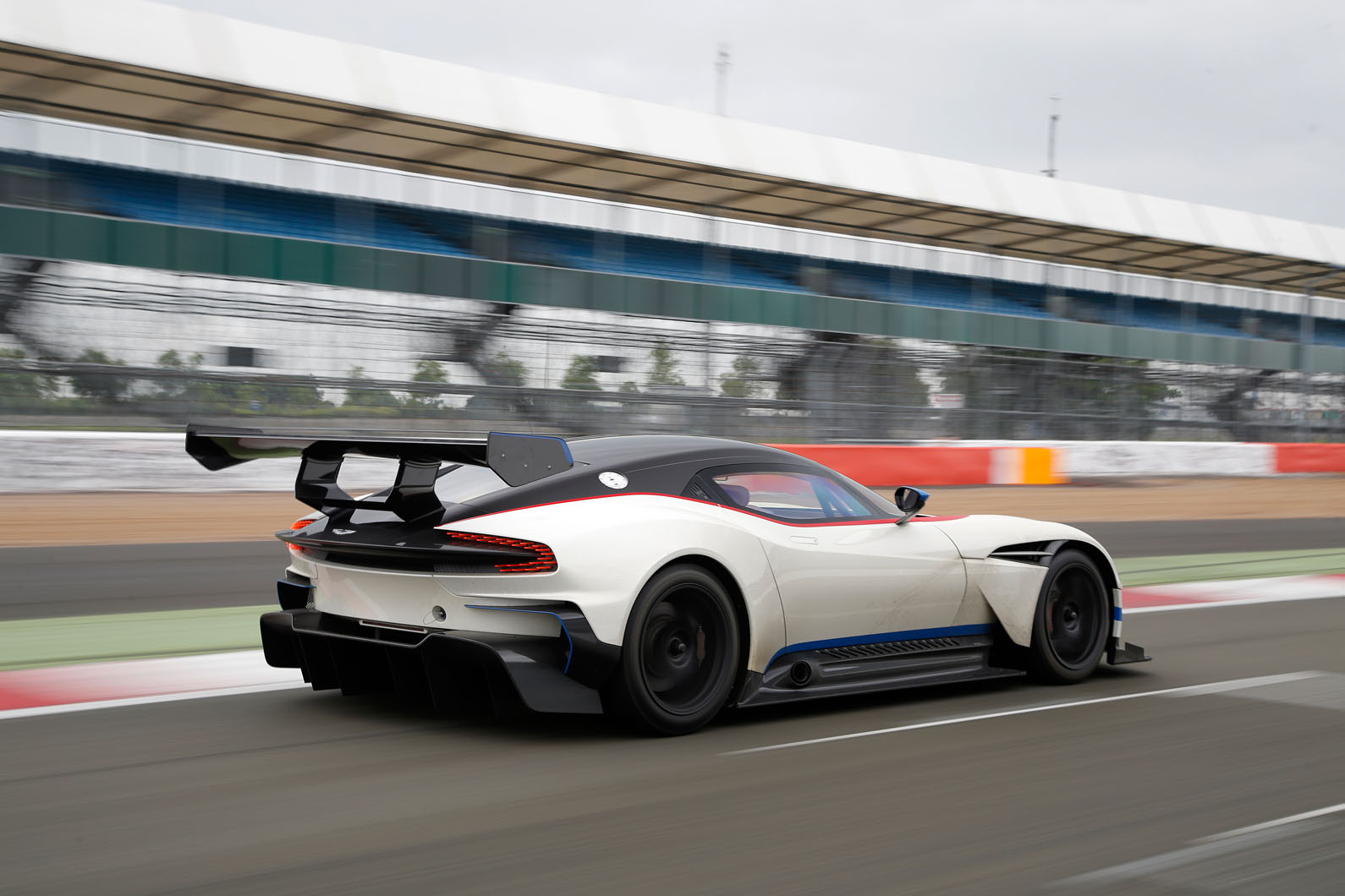 Aston martin vulcan web 087