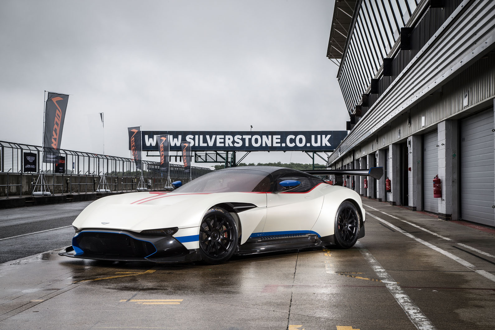 Aston martin vulcan web 098