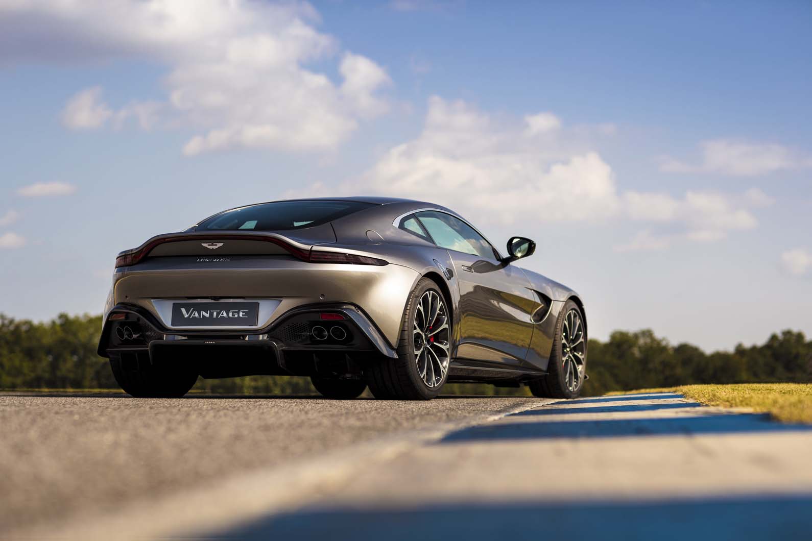 Aston martin vantage tungsten silver 10 0