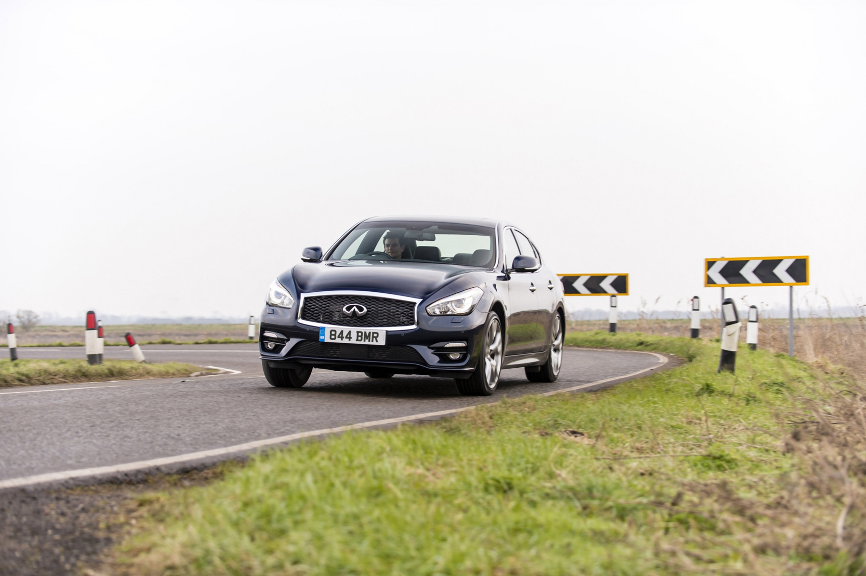 Infiniti Q70 cornering