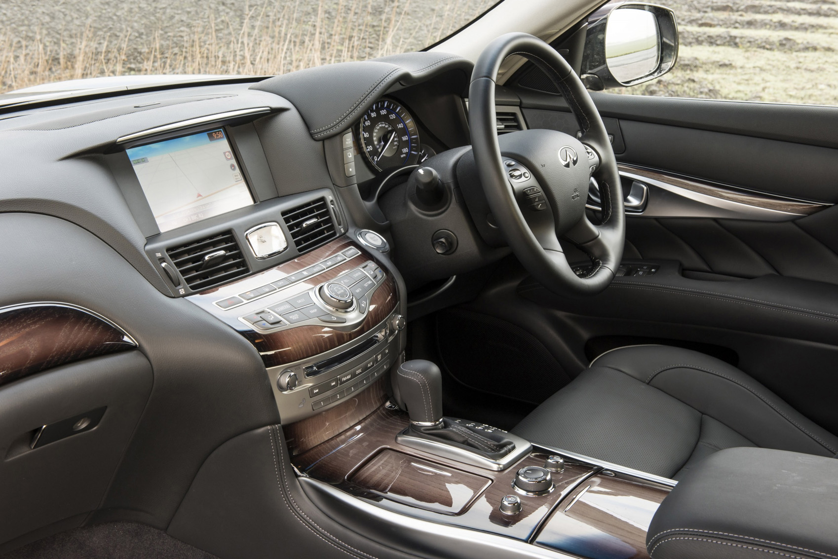 Infiniti Q70 interior