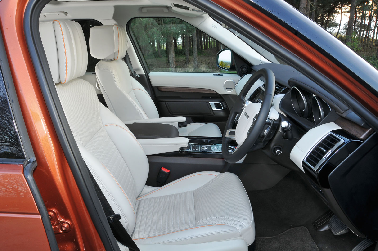 Land Rover Discovery interior