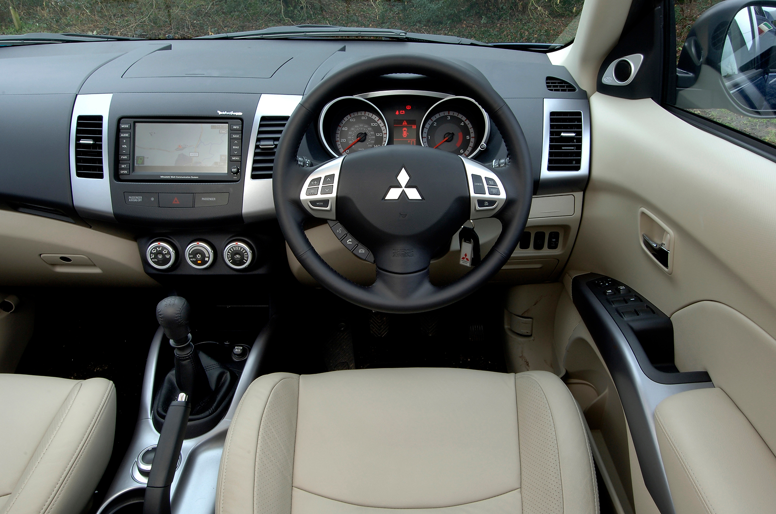 Mitsubishi Outlander dashboard