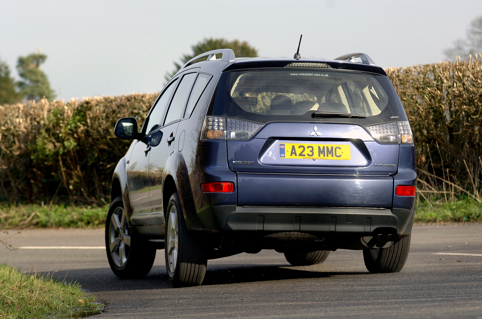 Mitsubishi Outlander rear cornering