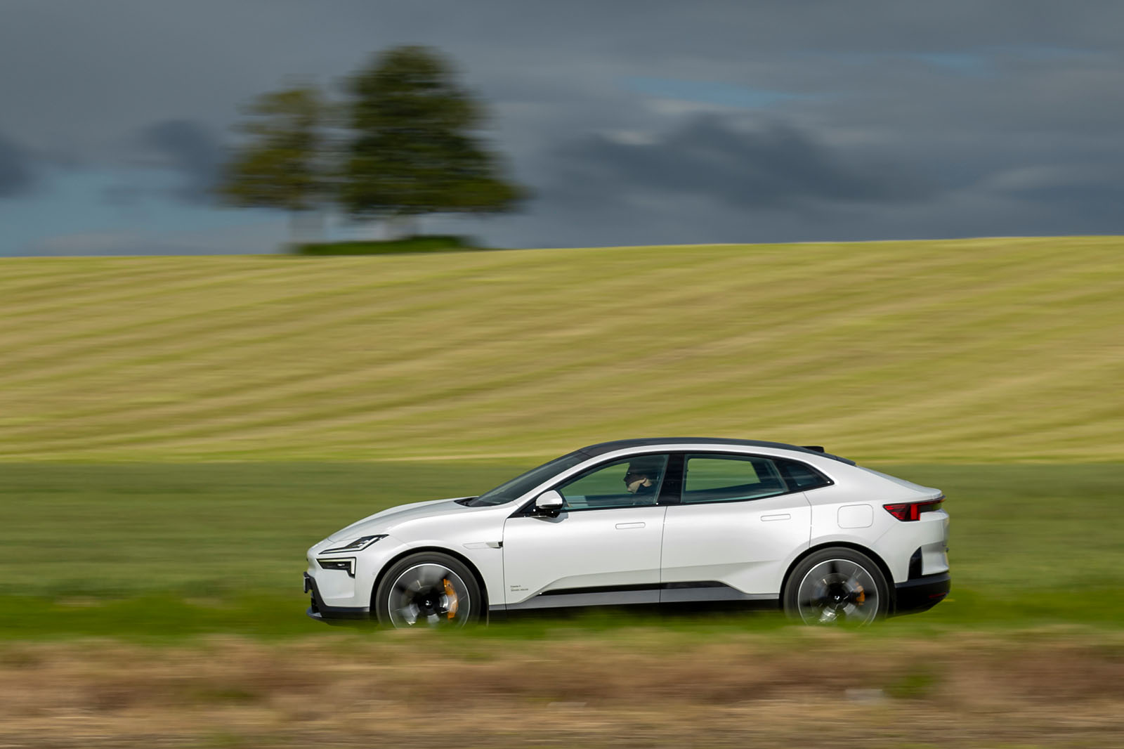 polestar 4 review 2024 02 side panning