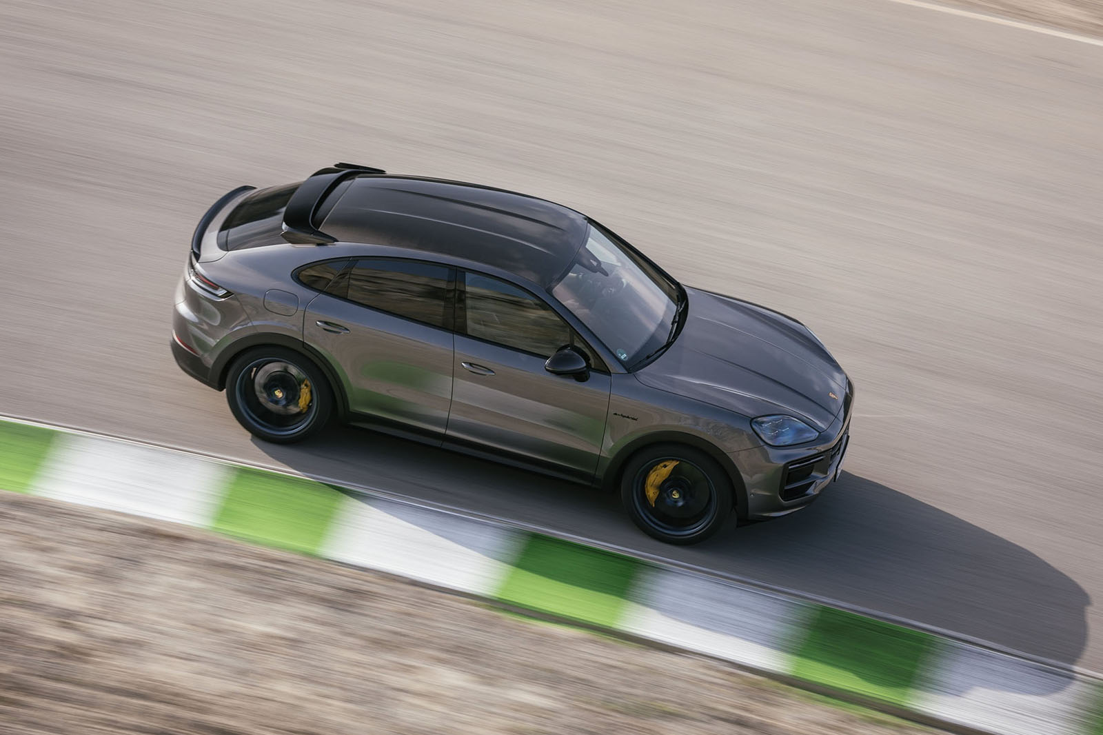 porsche cayenne turbo e hybrid 002 panning high