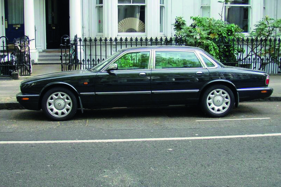 1 Daimler xj super lwb side