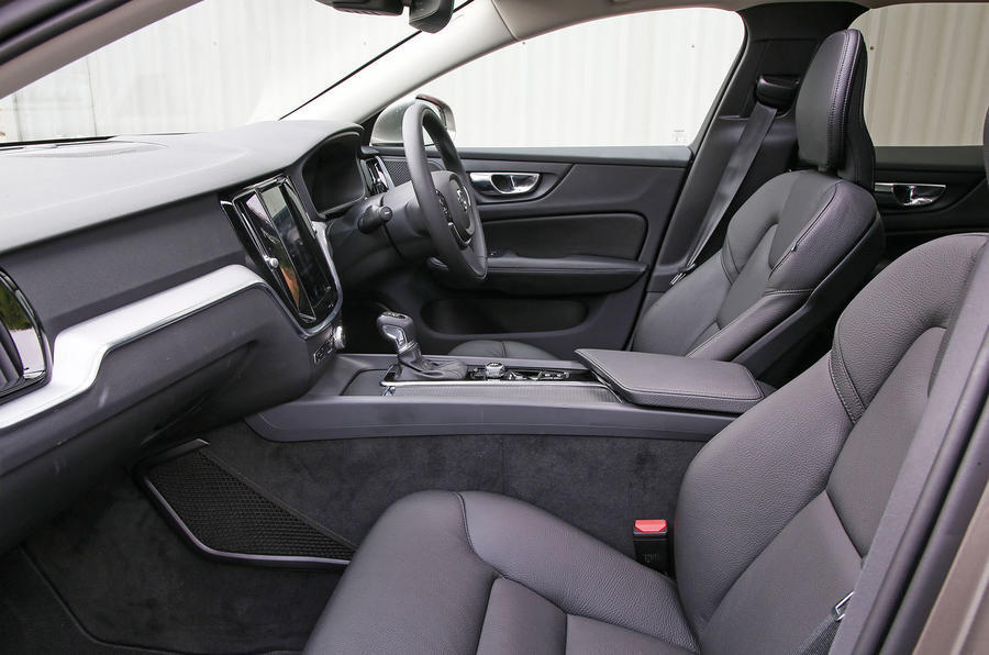 10 Volvo v60 2018 rt cabin 0