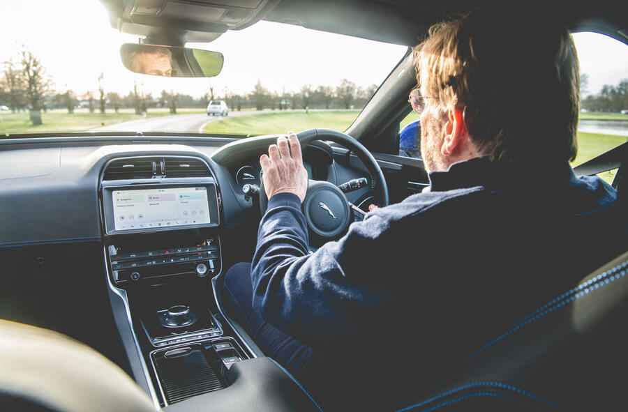 11 Jaguar xe 2019 lt sc driving