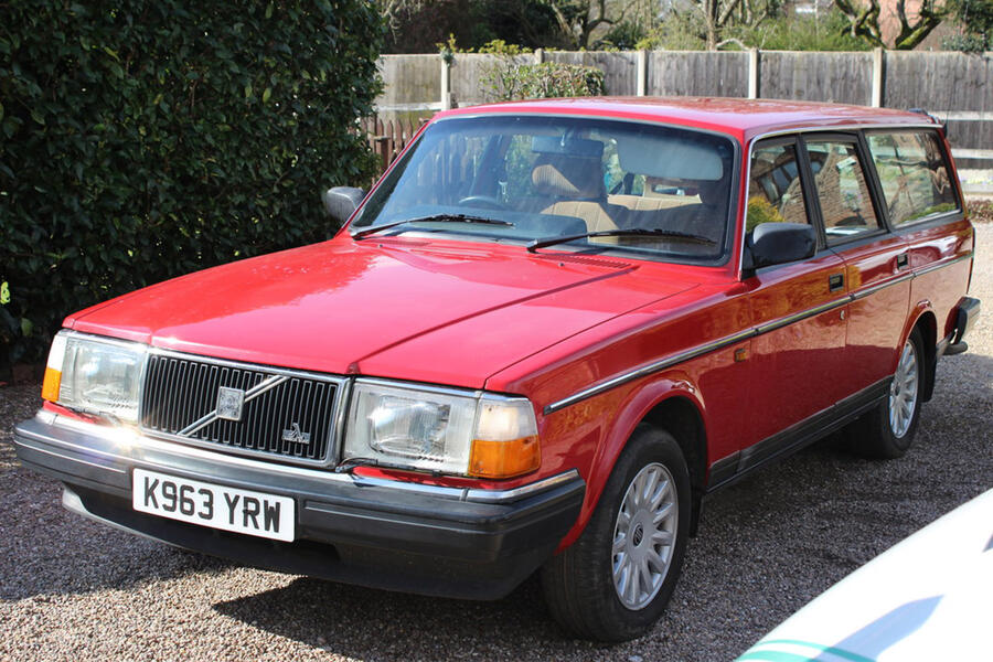 13 Volvo 240 estate front