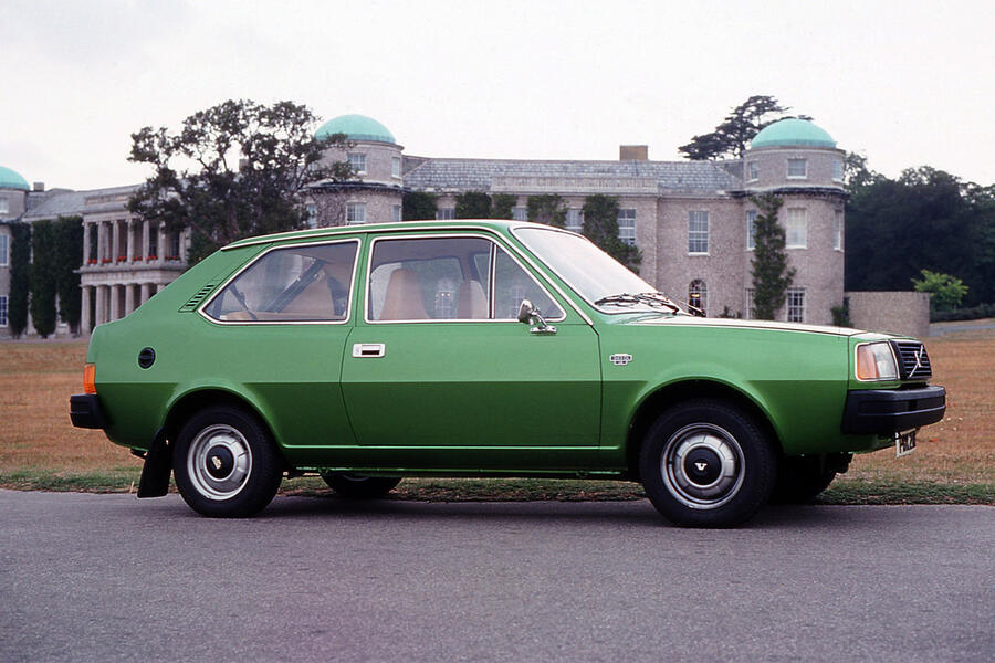 13 Volvo 360 static side