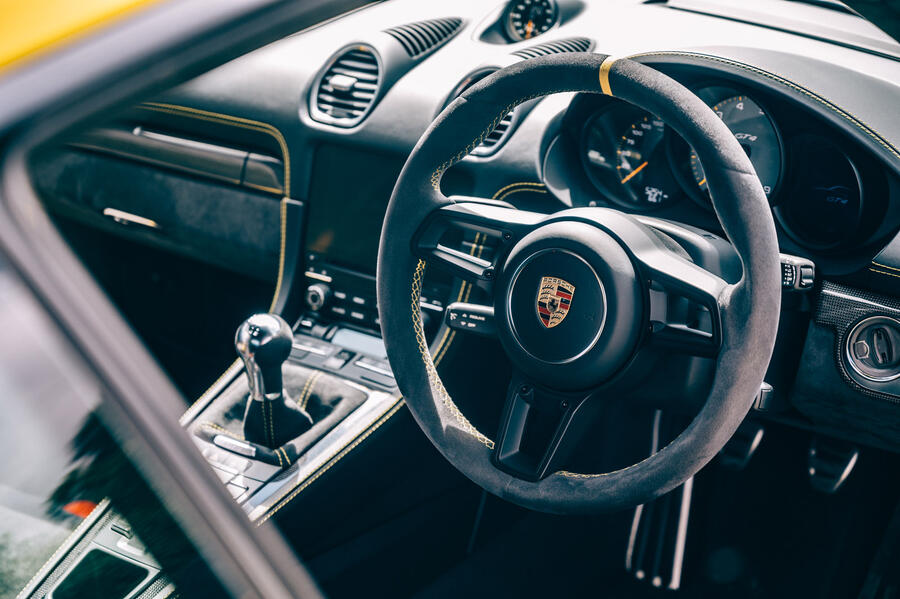 16 Porsche cayman gts interior
