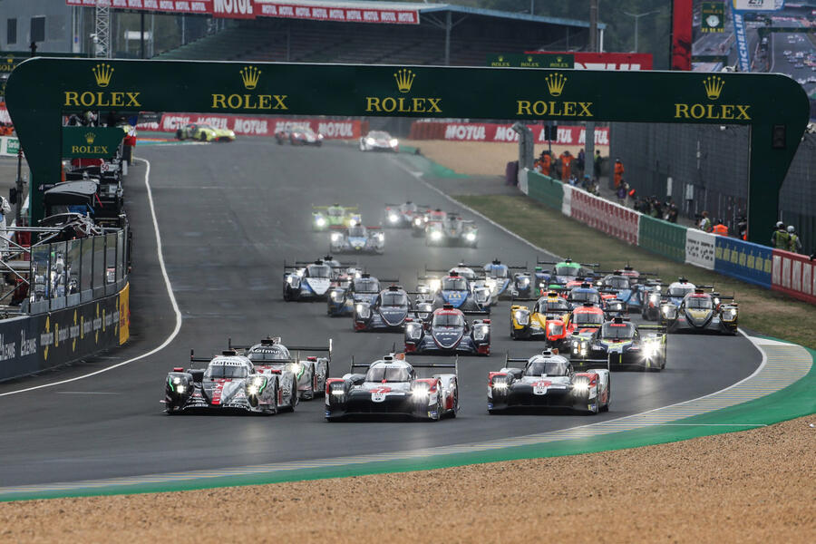 17 Toyota le mans leading