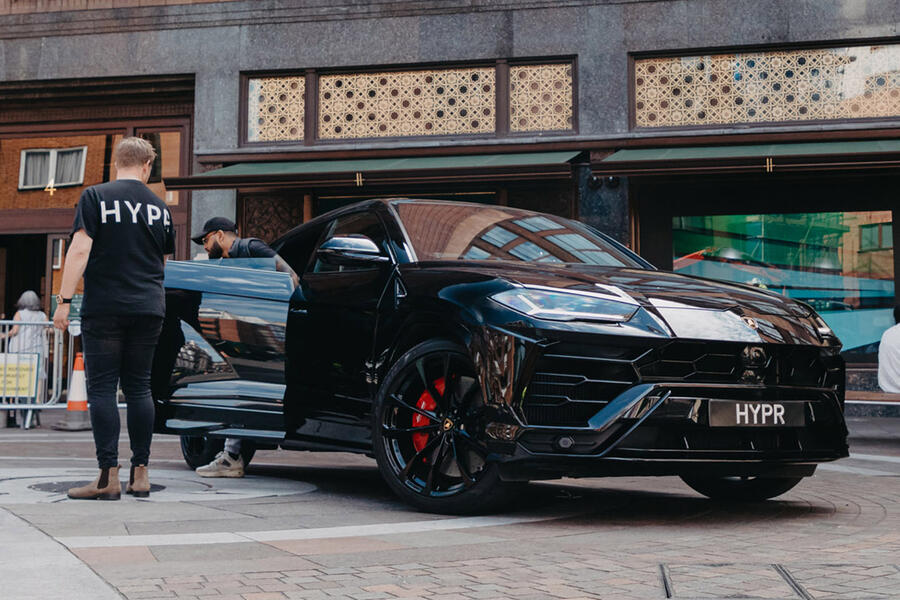 19 Lamborghini urus front