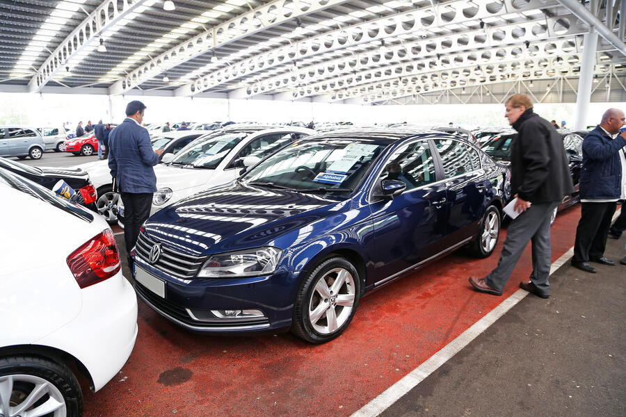 1 Volkswagen stationary side