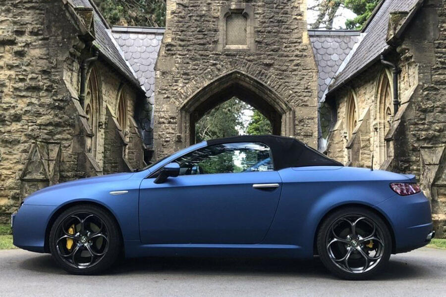 2 Alfa romeo spider side