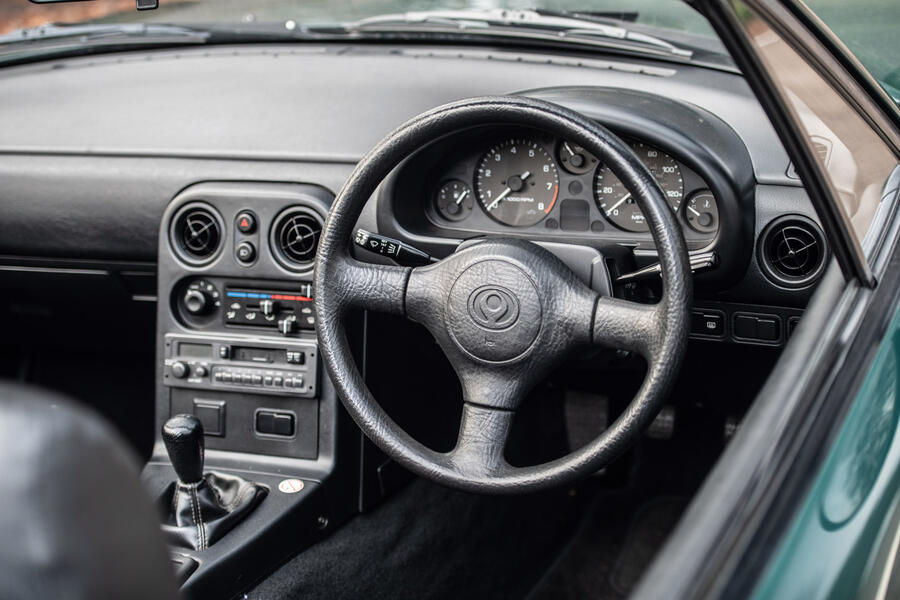 2 Mazda mx 5 interior
