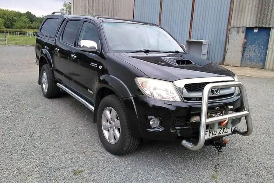 2 Toyota hilux static front