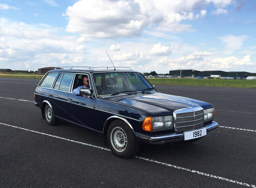 21 Mercedes w123 hero front