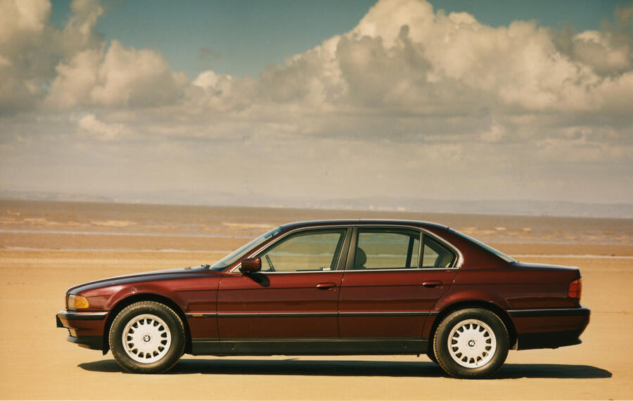 25 Bmw 735i static side