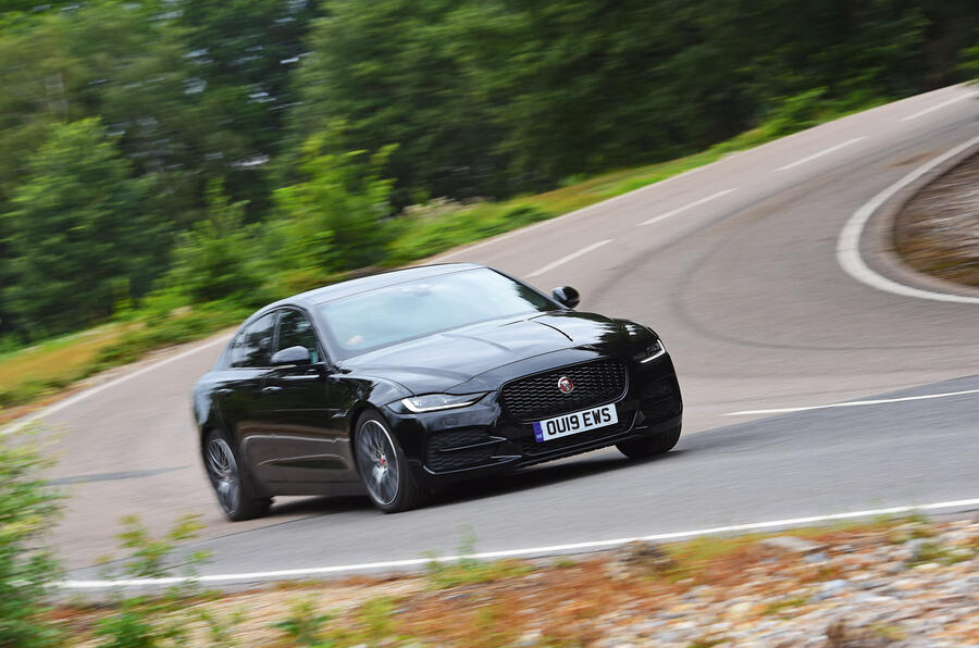 3 Jaguar xe 2019 hero front