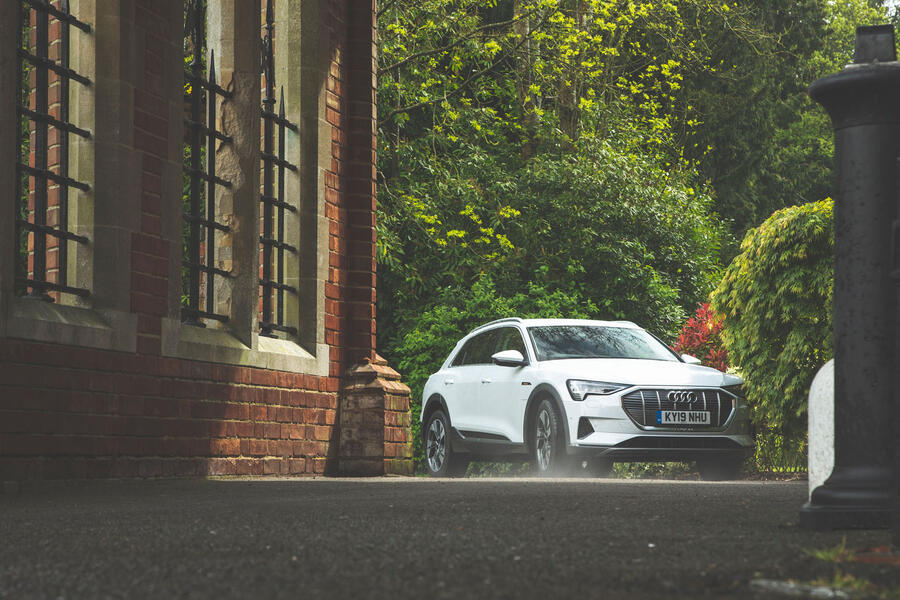 33 Audi e tron 2019 lt static