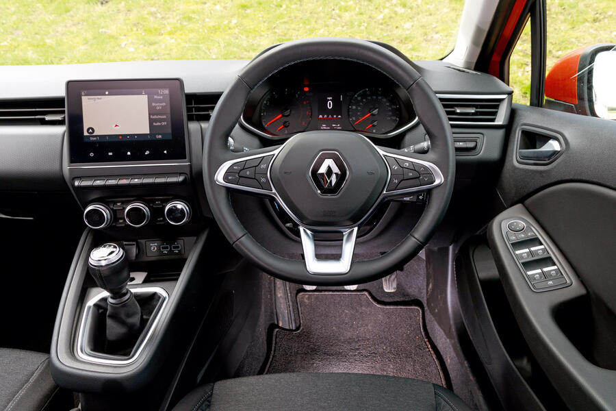 5 Renault clio interior