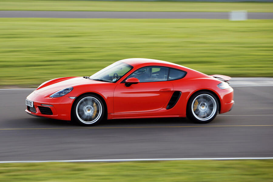 6 Porsche 718 tracking side