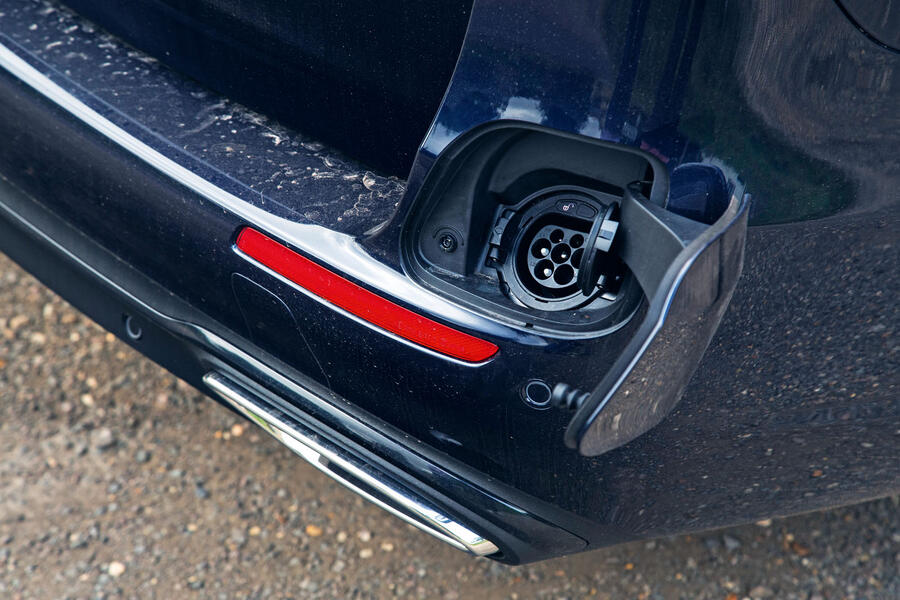 7 Mercedes e300de 2019 lt charging port