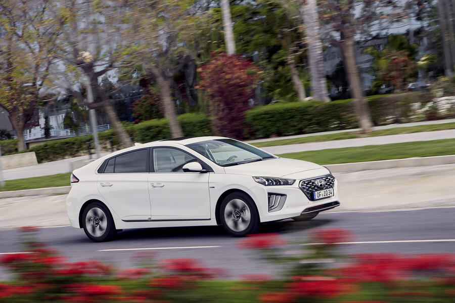 88 Hyundai ioniq 2019 facelift official press hybrid
