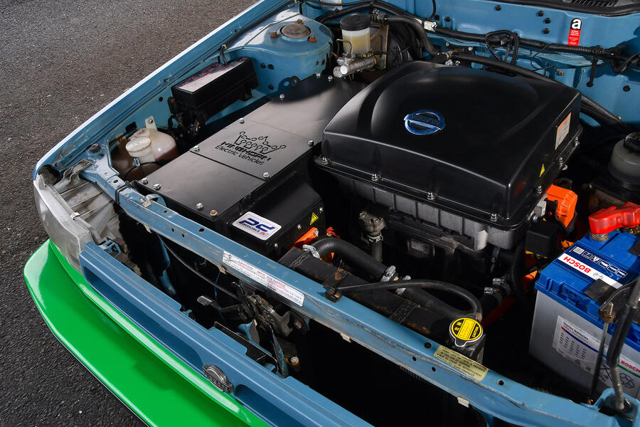 88 Nissan sunderland bluebird ev feature engine bay