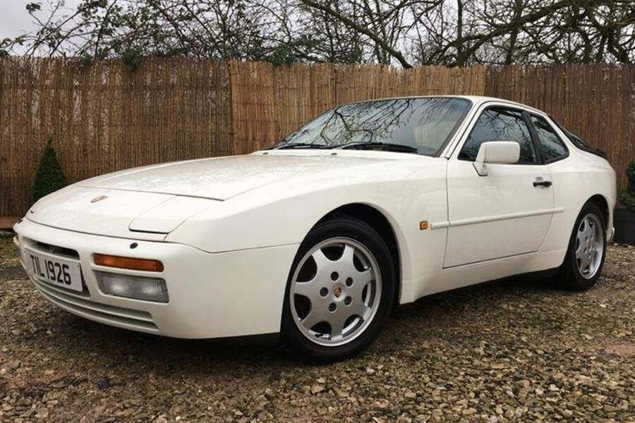 9 Porsche 944 s2 static front