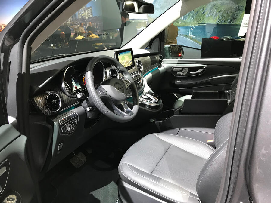 95 Mercedes benz v class 2019 reveal 9