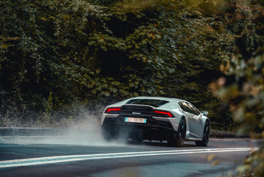 Huracan rwd wet corner
