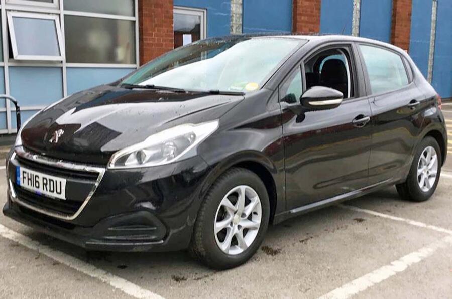 Peugeot 208 5 door 1 6 bluehdi active 5dr 337661075 9