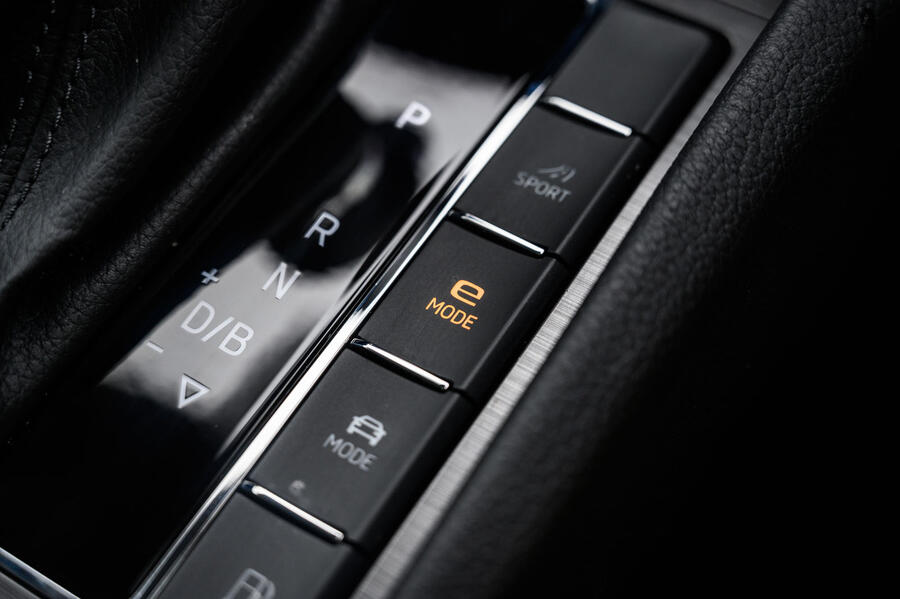 Skoda superb hatchback iv   ev button