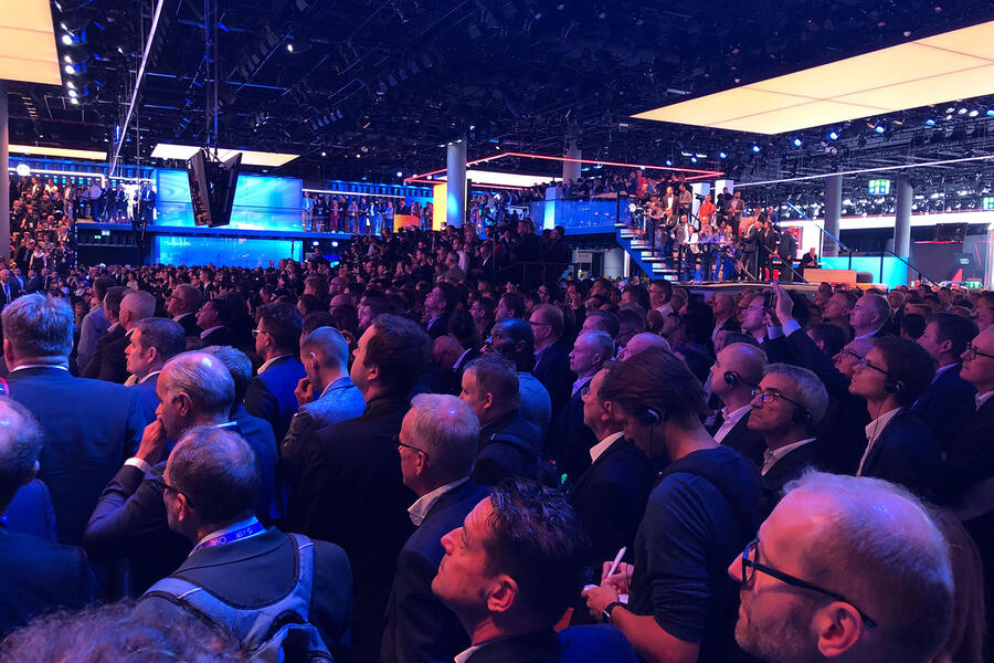 Vw id3 vs land rover defender