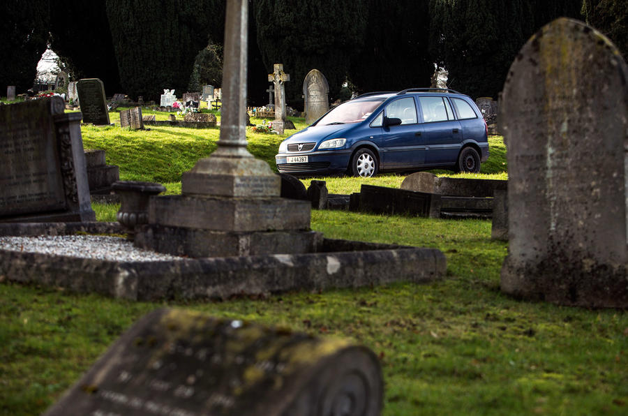 Vauxhall Zafira - stationary front