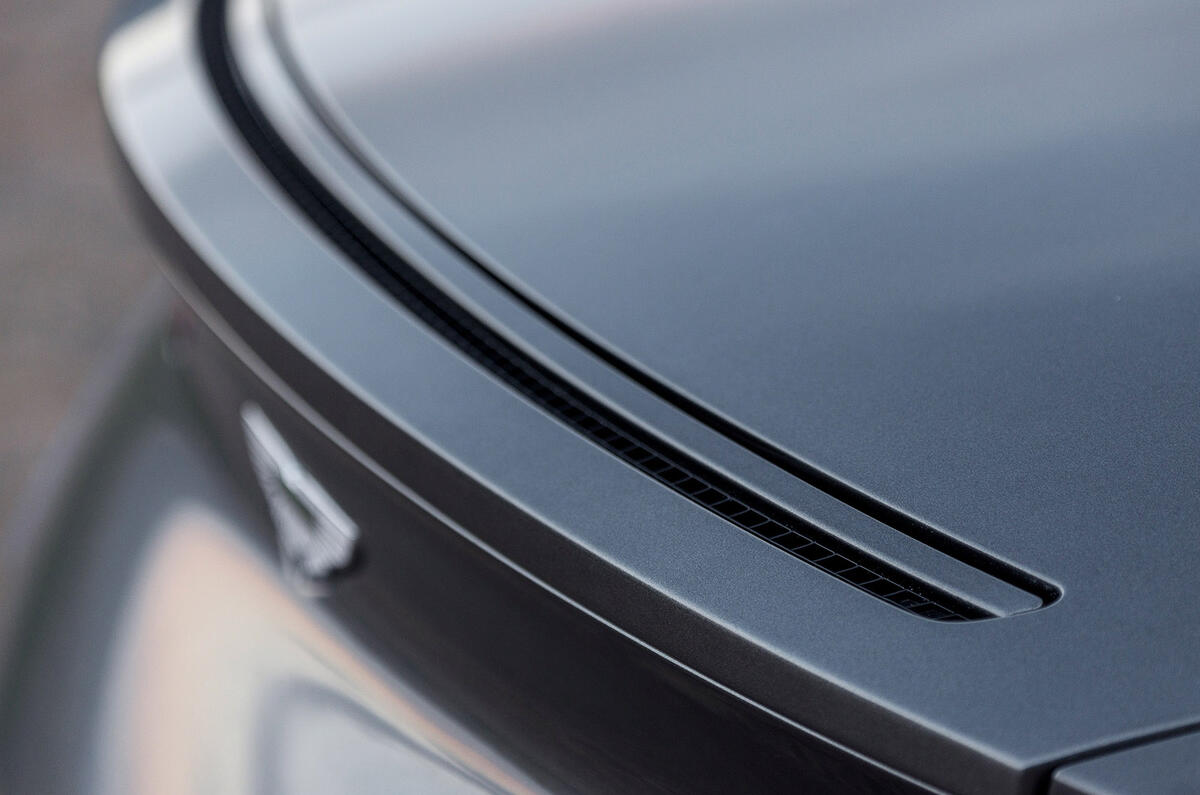 Aston dsfw354red db11 142