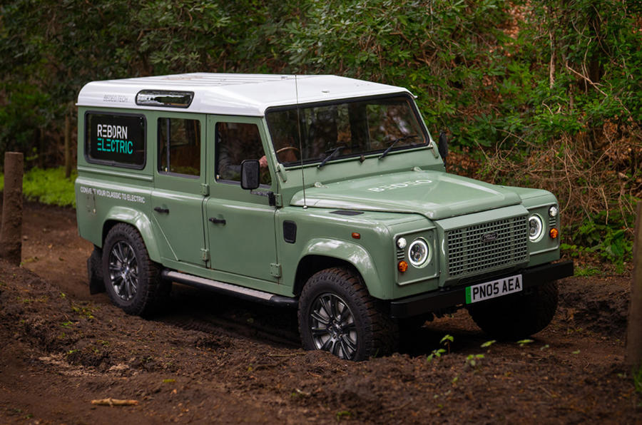 Bedeo Defender driving through mud