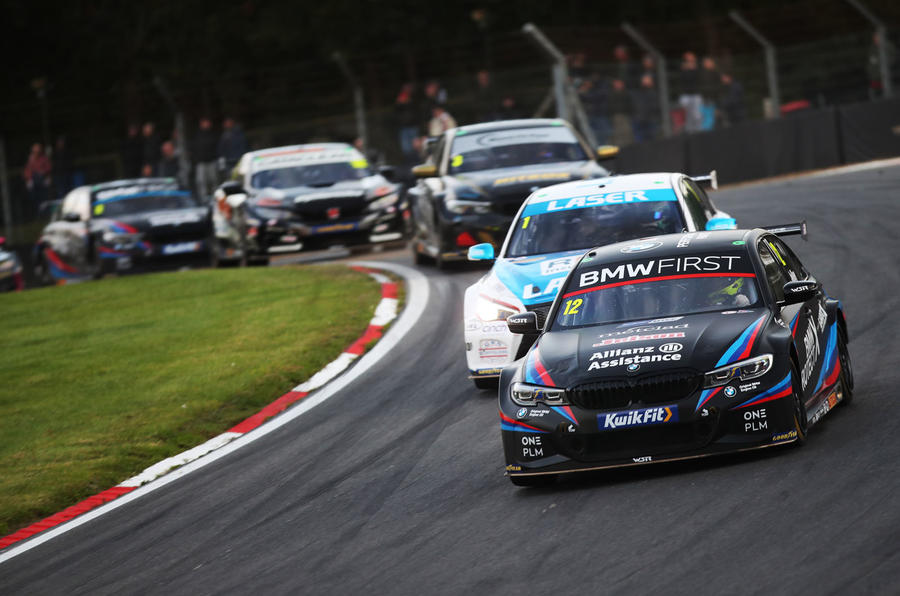 BMW BTCC 2021 leading pack front cornering